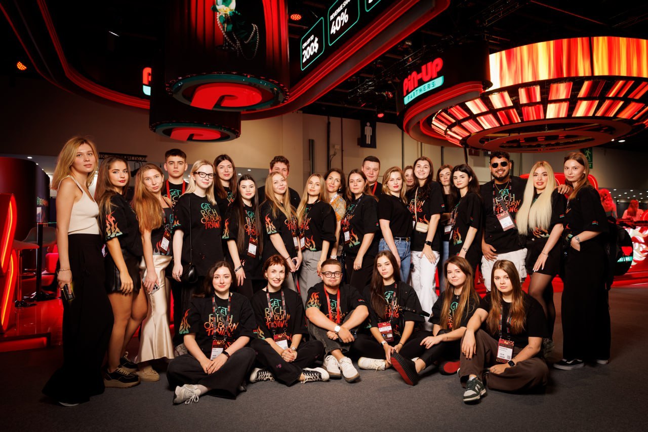 Tým Syndicate Built Ads na společné fotografii